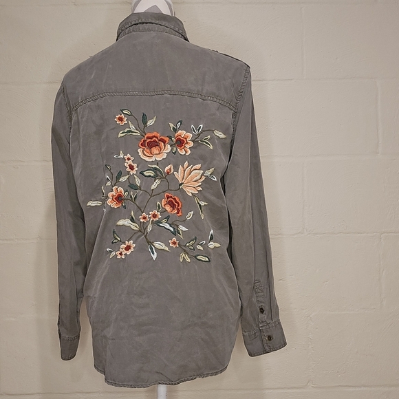 AMERICAN EAGLE Women's Oversized Button-Down Embroidered Back Olive Shirt Size S - Picture 3 of 13